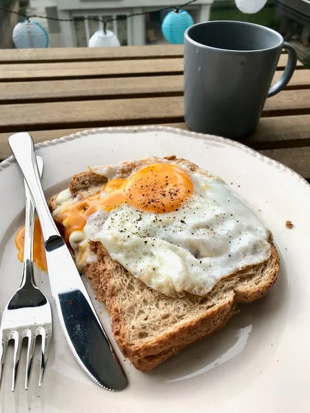 Hausgemachter Toast mit Spiegelei zum Frühstück fertig zum Essen. — Stockfoto
