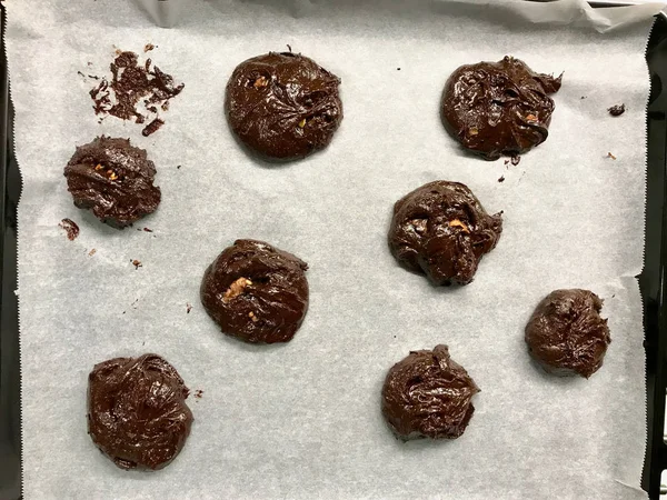 オーブントレイの生クッキーを調理する準備ができて/チョコレートブラウニーと — ストック写真