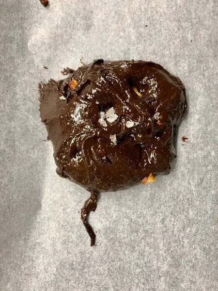 RAW Cookies на піч лоток готовий готувати/шоколад Брауні з — стокове фото