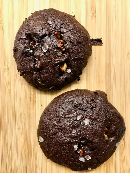 Biscoitos Brownie salgados com pedaços de nozes assadas . — Fotografia de Stock