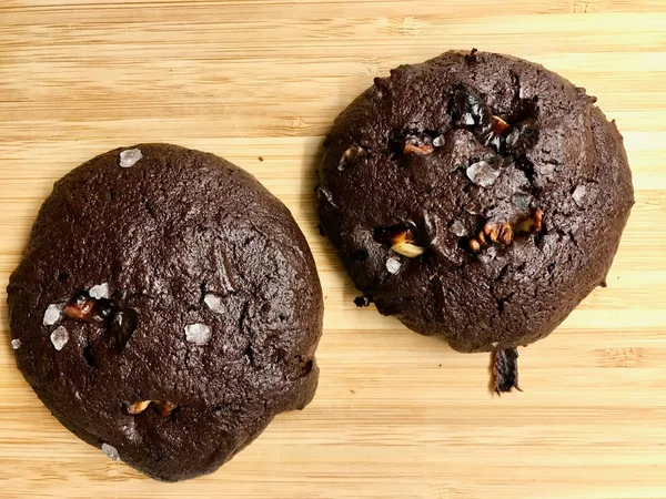 Biscoitos Brownie salgados com pedaços de nozes assadas . — Fotografia de Stock