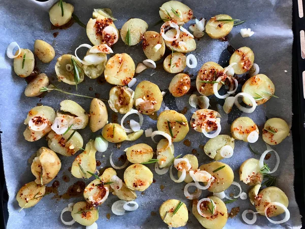Gebakken aardappelschijfjes ronde vorm met uien in oven bakje. — Stockfoto