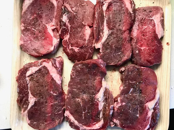 Carne cruda de Entrecote marinada con aceite de oliva, pimienta y sal lista para cocinar . — Foto de Stock