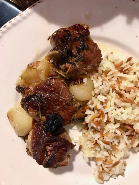 Braccio di agnello Carne con riso Pilav o Pilaf servito con piatto . — Foto Stock