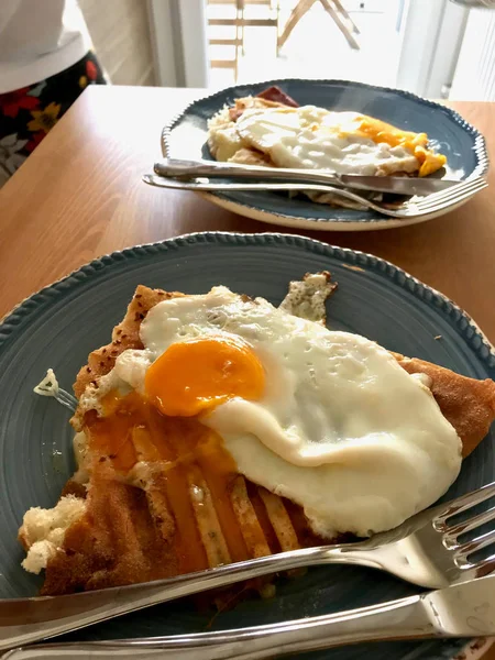 Homemade Toast with Fried Egg for Breakfast Ready to Eat. — Stock Photo, Image