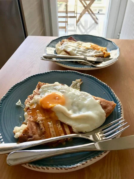 Toast fait maison avec oeuf frit pour le petit déjeuner prêt à manger . — Photo