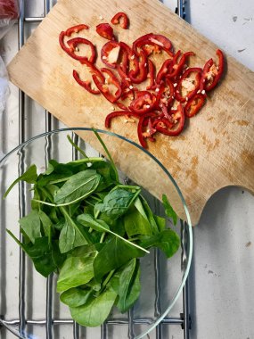 Bebek Ispanak ve Kırmızı Biber Dilimleri Kit Salata için Kullanıma Hazır