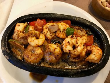 Karides Güveç Restoranda Tereyağı ve Isırılmış Ekmek ile Pişirilir.