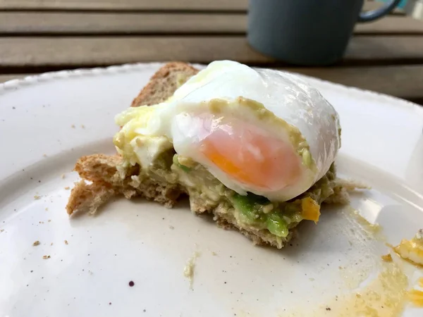 Pasta de tartina de aguacate machacada con huevos escalfados y pan tostado —  Fotos de Stock