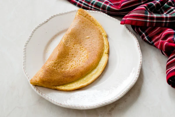 Flauschige Omelette hausgemachte mont Saint Michel Stil zum Frühstück. — Stockfoto