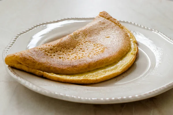 Flauschige Omelette hausgemachte mont Saint Michel Stil zum Frühstück. — Stockfoto