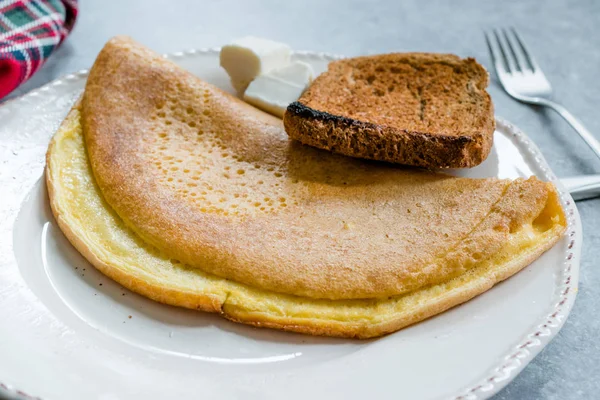 Bolyhos omlett házi Mont Saint Michel módra Toast kenyér — Stock Fotó