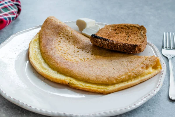 Flauschige Omelette hausgemachte mont Saint Michel Art mit Toastbrot — Stockfoto