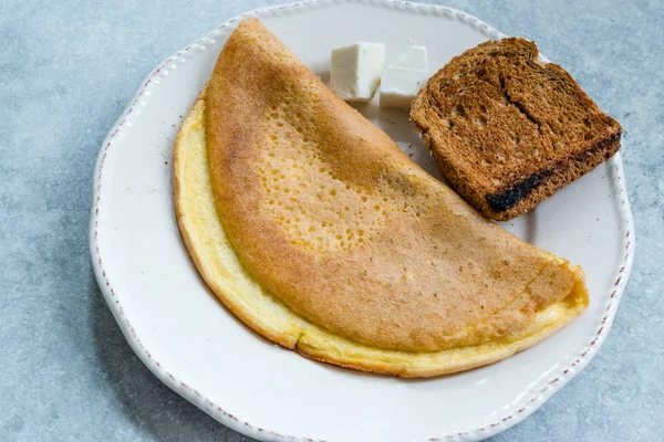 Flauschige Omelette hausgemachte mont Saint Michel Art mit Toastbrot — Stockfoto