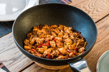 Soya Soslu Mançurya Lı Tavuk, Demirde Julienne Sebzeleri 