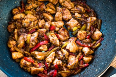 Soya Soslu Mançuryalı Tavuk, Demir Wok Tavada Julienne Sebzeler / Asya Usulü Yemek.