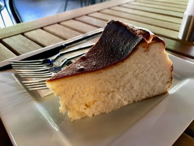 San Sebastian Cheesecake ahşap yüzey / krem düz New York tarzı üzerinde