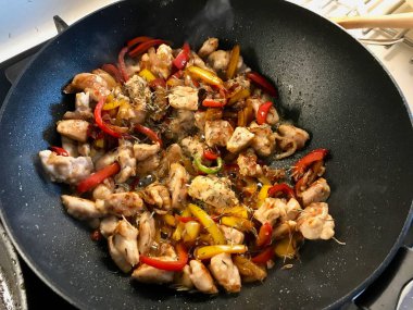 Soya Soslu Mançuryalı Tavuk, Demir Wok Tavada Julienne Sebzeler / Asya Usulü Yemek.