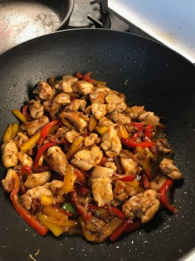 Soya Soslu Mançuryalı Tavuk, Demir Wok Tavada Julienne Sebzeler / Asya Usulü Yemek. 