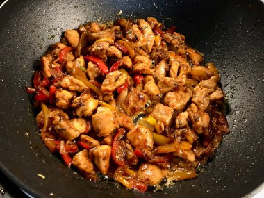 Soya Soslu Mançuryalı Tavuk, Demir Wok Tavada Julienne Sebzeler / Asya Usulü Yemek. 