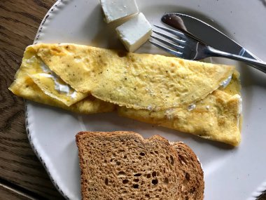 Kahvaltı için tost ekmeğiyle sarılı krem peynirli omlet..