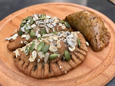 Kabak Çekirdeği ile Ev Yapımı Tuzlu Hamur İşleri / Ahşap Tahtada Türk Pogaca.