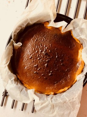 San Sebastian Cheesecake ahşap yüzey / krem düz New York tarzı üzerinde.