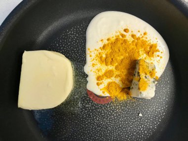 Tavada Sarı Cafe de Paris Sosu Pişirme ve Hazırlama.