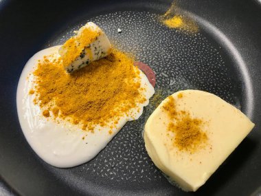 Tavada Sarı Cafe de Paris Sosu Pişirme ve Hazırlama.