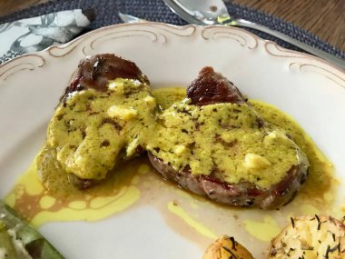 Cafe De Paris Soslu Bonfile Et Tabakta Yemeye Hazır.