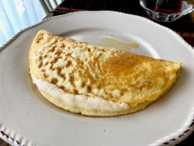 Kahvaltı için Kabarık Omlet Ev Yapımı Mont Saint Michel Tarzı.