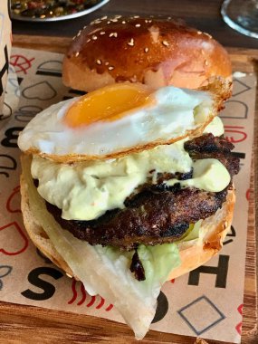 Kızarmış Yumurta ve Avokado ile Hamburger Restaurant'ta servis..