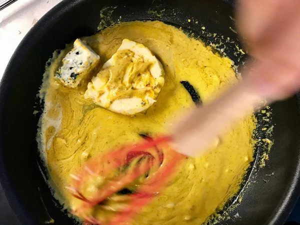 Приготовление и приготовление желтого соуса Cafe de Paris в Pan . — стоковое фото