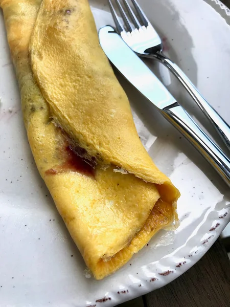 Omelette di marmellata confezionata con crema di formaggio in piatto pronto da servire e mangiare — Foto Stock