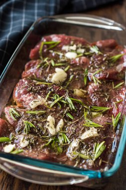 Biberiye, Sarımsak ve Zeytinli Oi ile Marine Çiğ Tenderloin Et