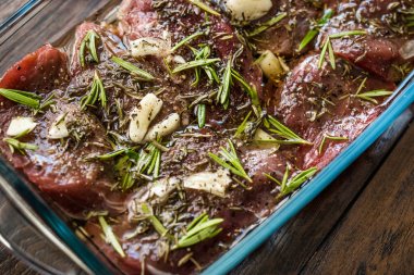Biberiye, Sarımsak ve Zeytinli Oi ile Marine Çiğ Tenderloin Et