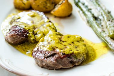Cafe De Paris Soslu Bonfile Et, Kuşkonmaz ve Fırında Patates Tabağında Servise Hazır.