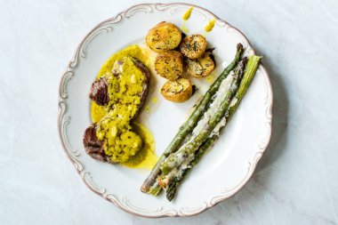 Cafe De Paris Soslu Bonfile Et, Kuşkonmaz ve Fırında Patates Tabağında Servise Hazır.