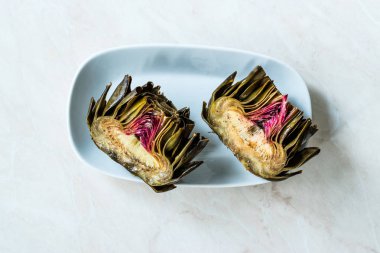 Zeytinyağlı Fırında Enginar ve Yemeye Hazır Baharatlar.