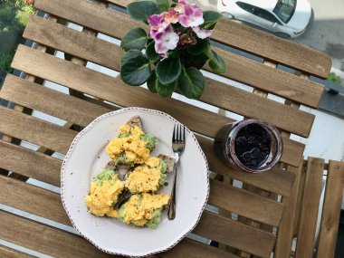 Kahvaltıda Tost Ekmeği üzerine Avokado ile Ev Yapımı Omlet Yumurta