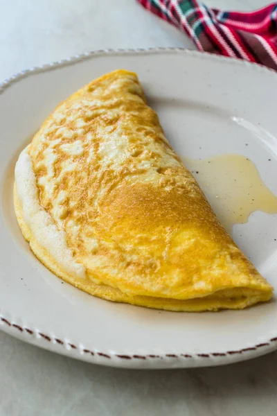 ふわふわのオムレツ自家製モンサンミッシェルスタイルの朝食. — ストック写真