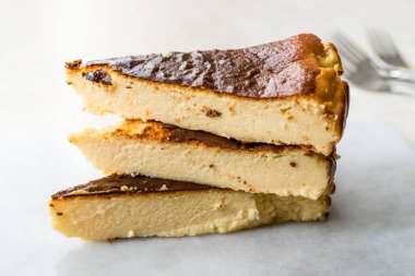 Mermer Yüzey / Kremsi Düz New York Tarzı San Sebastian Cheesecake Dilim