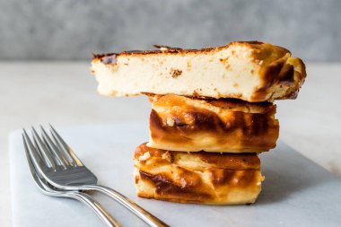 Mermer Yüzey / Kremsi Düz New York Tarzı San Sebastian Cheesecake Dilim