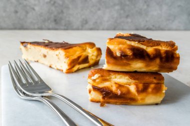 Mermer Yüzey / Kremsi Düz New York Tarzı San Sebastian Cheesecake Dilim