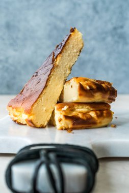 Mermer Yüzey / Kremsi Düz New York Tarzı San Sebastian Cheesecake Dilim