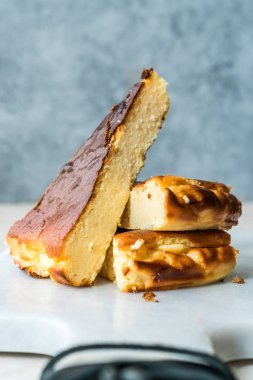 Mermer Yüzey / Kremsi Düz New York Tarzı San Sebastian Cheesecake Dilim