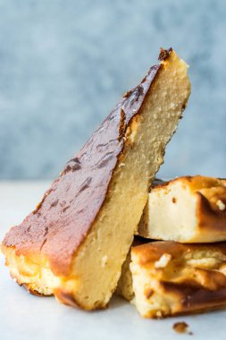 Mermer Yüzey / Kremsi Düz New York Tarzı San Sebastian Cheesecake Dilim