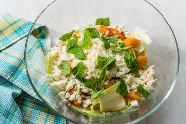 Peynirli ve naneli kabak ve kayısı salatası Yemeden önce karıştırmaya hazır..