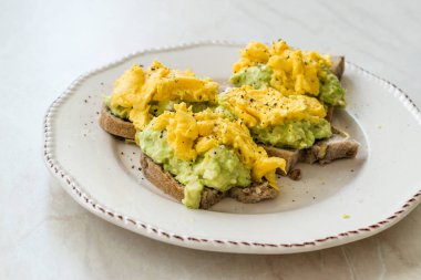 Kahvaltıda Tost Ekmeğinde Avokadolu Çırpılmış Yumurta.