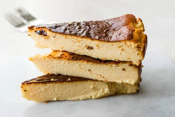 San Sebastian cheesecake slice på marmor yta/krämig Plain New York Style — Stockfoto